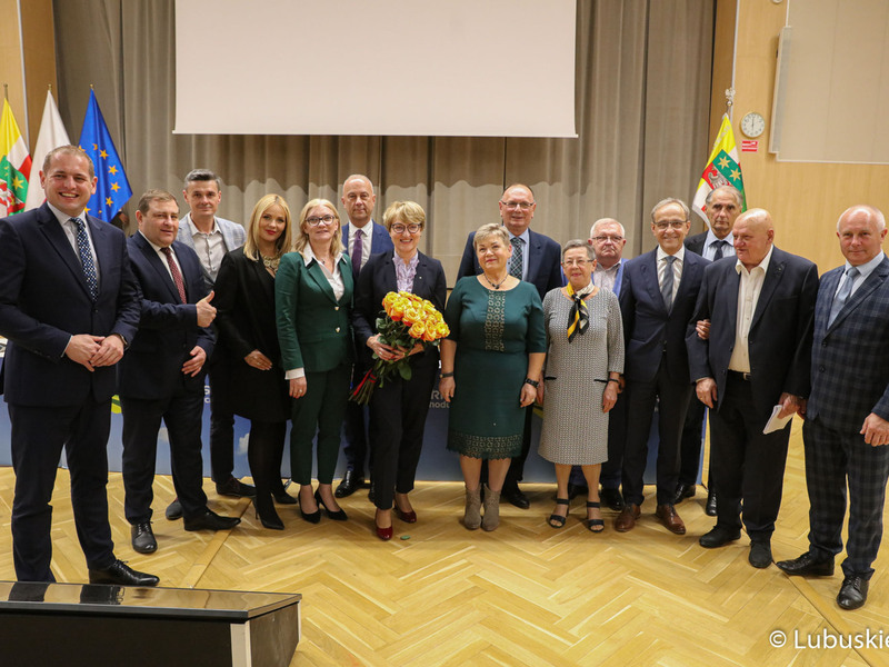 Marszałek Województwa Lubuskiego Elżbieta Anna Polak (z kwiatami) z radnymi i członkami zarządu na pamiątkowym zdjęciu