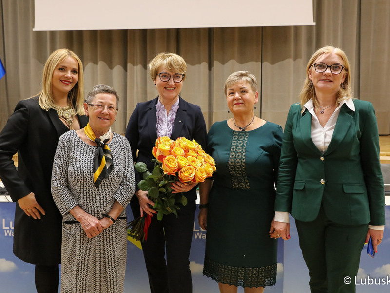 Marszałek Województwa Lubuskiego Elżbieta Anna Polak (z kwiatami) z radnymi na pamiątkowym zdjęciu