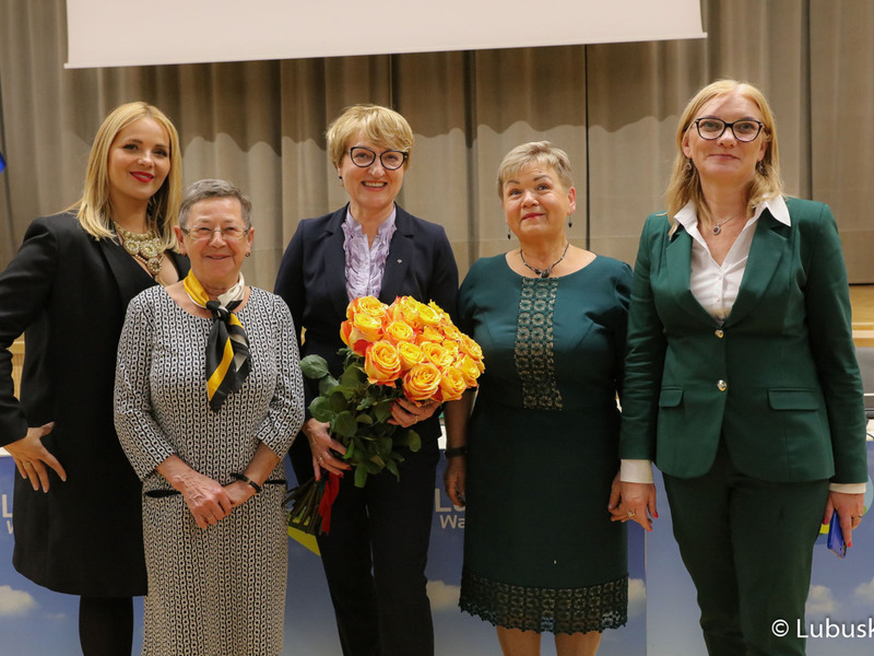 Marszałek Województwa Lubuskiego Elżbieta Anna Polak (z kwiatami) z radnymi na pamiątkowym zdjęciu