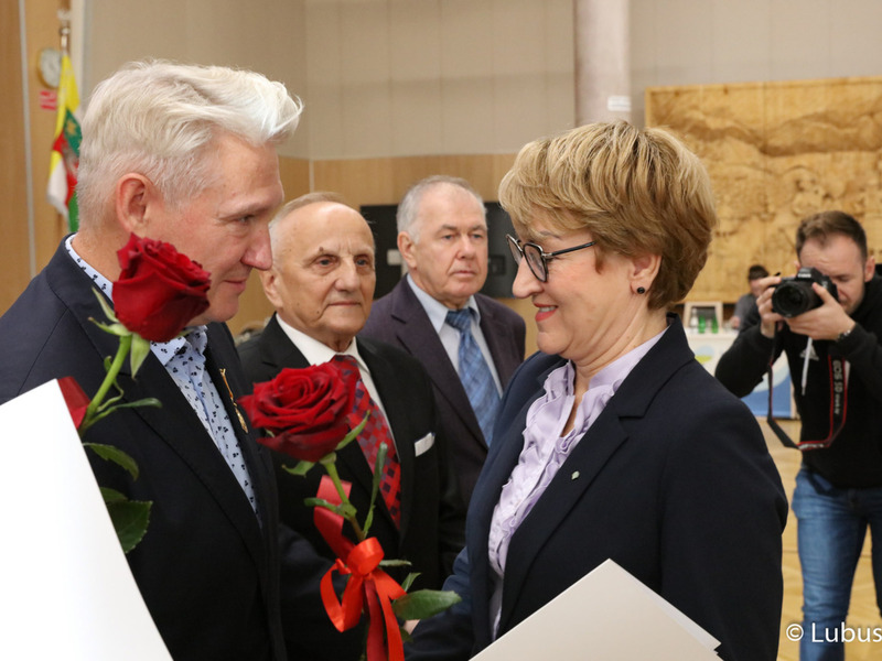 Marszałek Elżbieta Anna Polak wręcza Odznakę Honorową za Zasługi dla Województwa Lubuskiego Robertowi Czechowskiemu