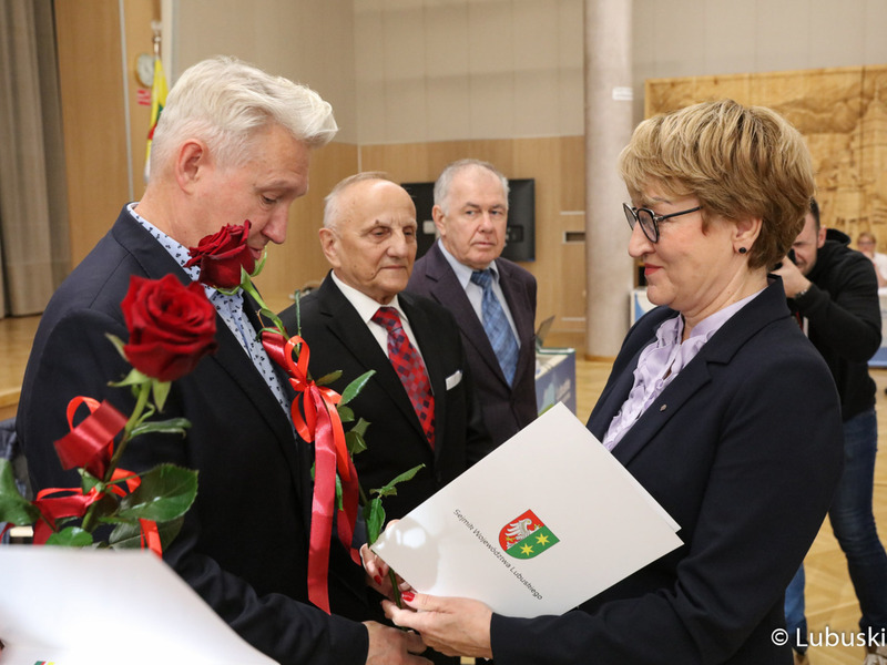 Marszałek Elżbieta Anna Polak wręcza Odznakę Honorową za Zasługi dla Województwa Lubuskiego Robertowi Czechowskiemu