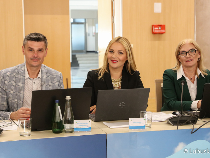 Radni wojewódzcy podczas październikowej sesji Sejmiku Województwa Lubuskiego (od lewej) :Sebastian Ciemnoczołowski, Anna Synowiec oraz Małgorzata Paluch-Słowińska
