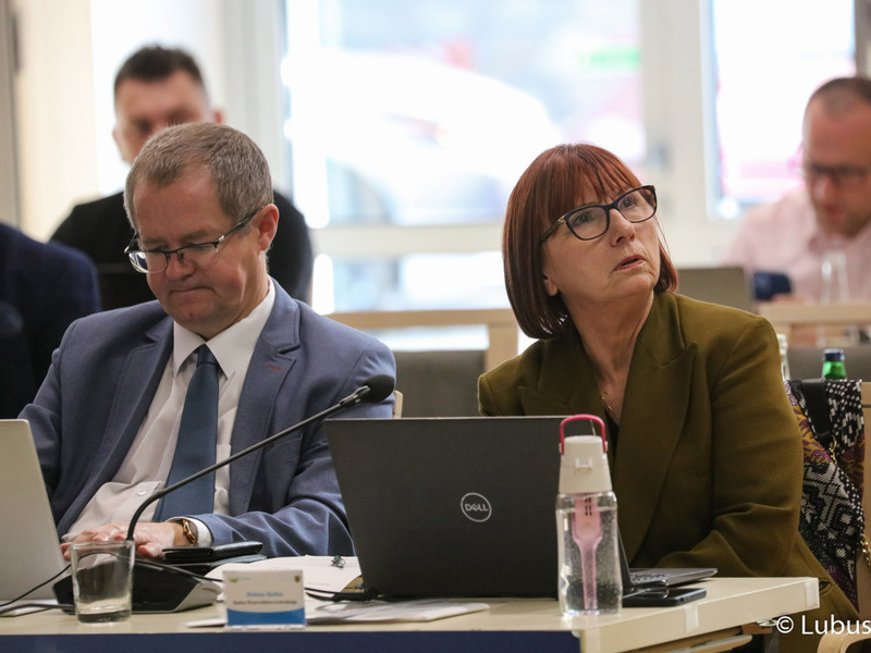 Radni wojewódzcy podczas październikowej sesji Sejmiku Województwa Lubuskiego: Zbigniew Kościk oraz Helena Hatka