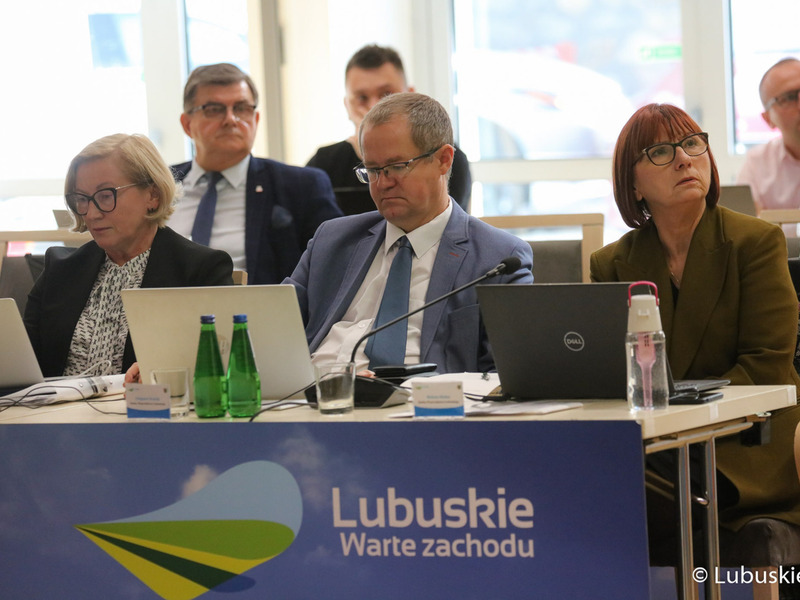 Radni wojewódzcy podczas październikowej sesji Sejmiku Województwa Lubuskiego (od lewej) Zofia Dajczak, Zbigniew Kościk oraz Helena Hatka