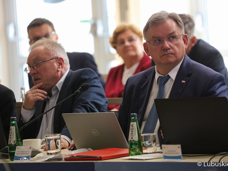 Radni wojewódzcy podczas październikowej sesji Sejmiku Województwa Lubuskiego: Marek Surmacz (z prawej) oraz Bogusław Motowidełko