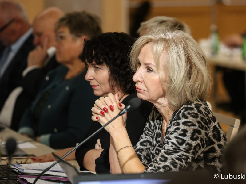 Radni wojewódzcy podczas październikowej sesji Sejmiku Województwa Lubuskiego. Na pierwszym planie Aleksandra Mrozek oraz Beata Kulczycka