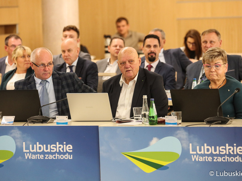 Radni wojewódzcy podczas październikowej sesji Sejmiku Województwa Lubuskiego (od lewej): Zbigniew Kołodziej, Jan Świrepo oraz Anna Chinalska
