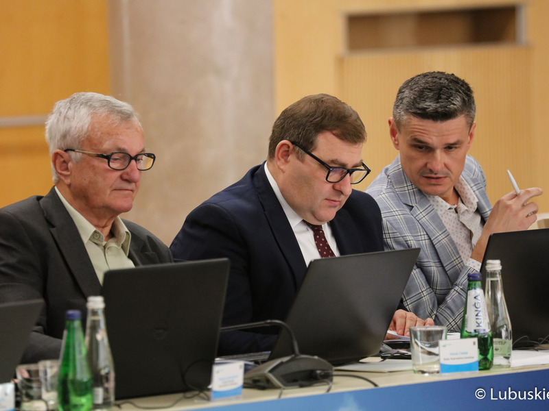 Radni wojewódzcy podczas październikowej sesji Sejmiku Województwa Lubuskiego (od lewej): Marek Cieślak, Grzegorz Potęga oraz Sebastian Ciemnoczołowski