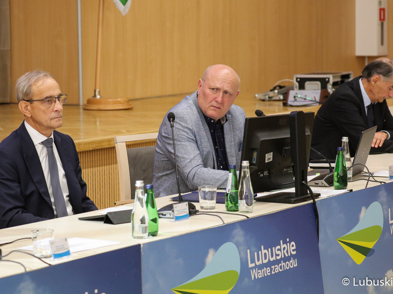 Prezydium Sejmiku Województwa Lubuskiego (od lewej): Wiceprzewodniczący Sejmiku Województwa Lubuskiego Mirosław Marcinkiewicz, Przewodniczący Sejmiku Województwa Lubuskiego Wacław Maciuszonek  oraz Wiceprzewodniczący Sejmiku Województwa Lubuskiego Jerzy Wierchowicz .