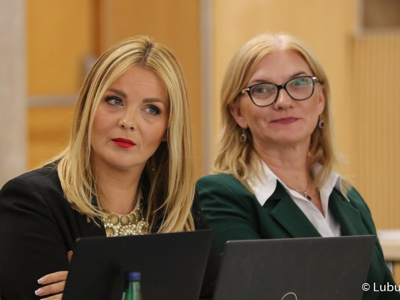 Radne wojewódzkie podczas październikowej sesji Sejmiku Województwa Lubuskiego: Anna Synowiec (z lewej) i Małgorzata Paluch-Słowińska