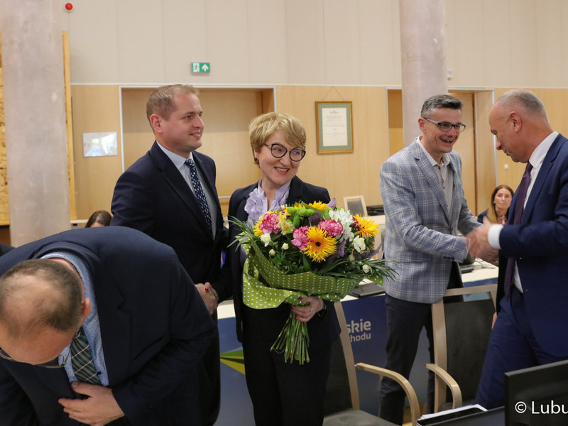 Marszałek Elżbieta Anna Polak odbiera gratulacje od radnych i członków zarządu woj. lubuskiego