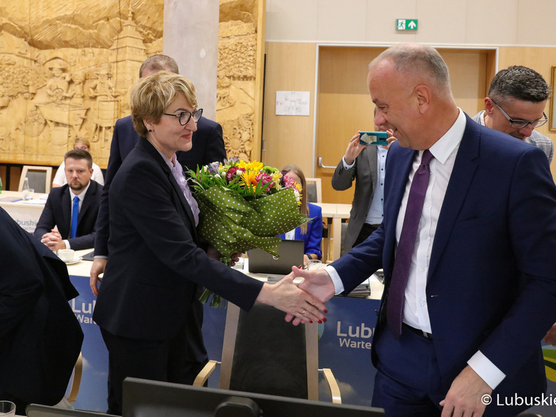 Marszałek Elżbieta Anna Polak odbiera członka zarządu woj. lubuskiego Marcina Jabłońskiego