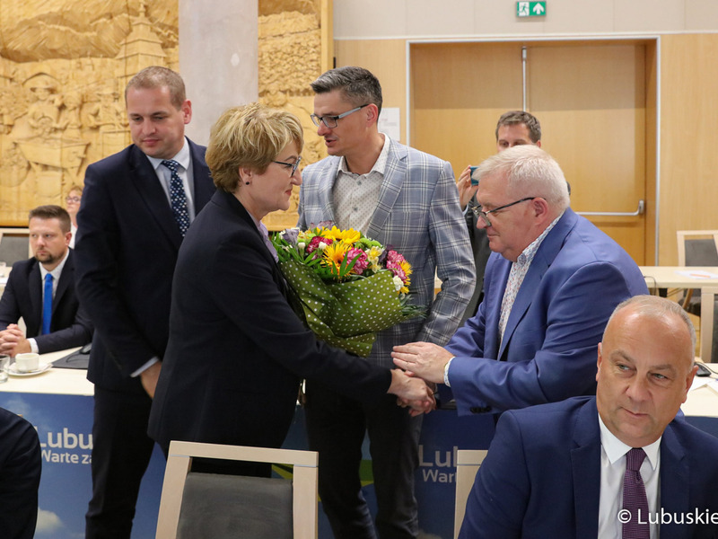 Marszałek Elżbieta Anna Polak odbiera gratulacje od radnych i członków zarządu woj. lubuskiego