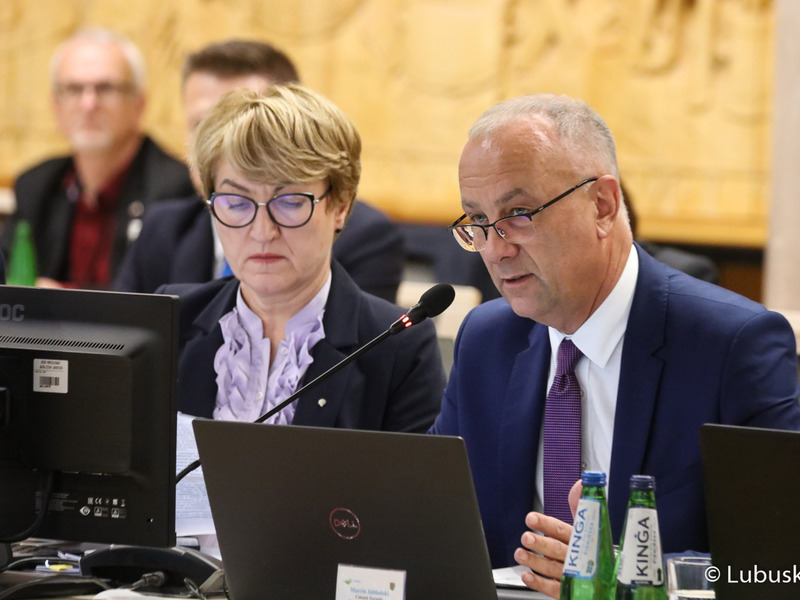 Marszałek Województwa Lubuskiego Elżbieta Anna Polak oraz członek zarządu Marcin Jabłoński