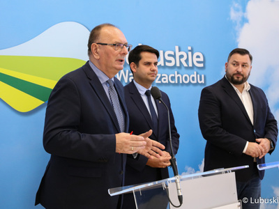 Wicemarszałek Województwa Lubuskiego Stanisław Tomczyszyn (przy mikrofonie), dyrektor Departamentu Programów Rozwoju Obszarów Wiejskich Arkadiusz Dąbrowski (z prawej) oraz z-ca Wójta Gminy Zwierzyn Marek Halasz.