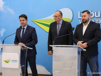 Z-ca Wójta Gminy Zwierzyn Marek Halasz (przy mikrofonie), Wicemarszałek Województwa Lubuskiego Stanisław Tomczyszyn (w środku) oraz dyrektor Departamentu Programów Rozwoju Obszarów Wiejskich Arkadiusz Dąbrowski 