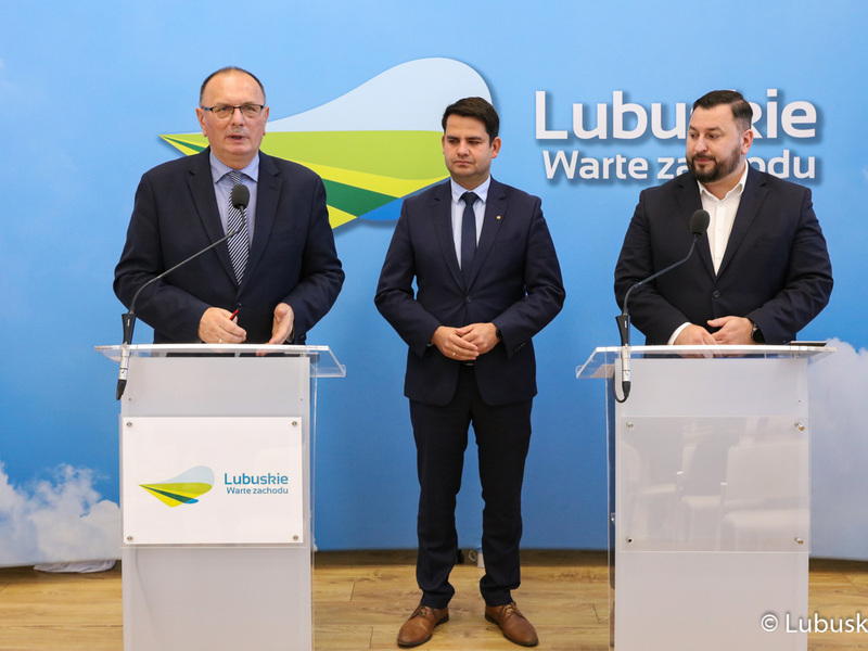 Wicemarszałek Województwa Lubuskiego Stanisław Tomczyszyn (z lewej), dyrektor Departamentu Programów Rozwoju Obszarów Wiejskich Arkadiusz Dąbrowski (z prawej) oraz z-ca Wójta Gminy Zwierzyn Marek Halasz.