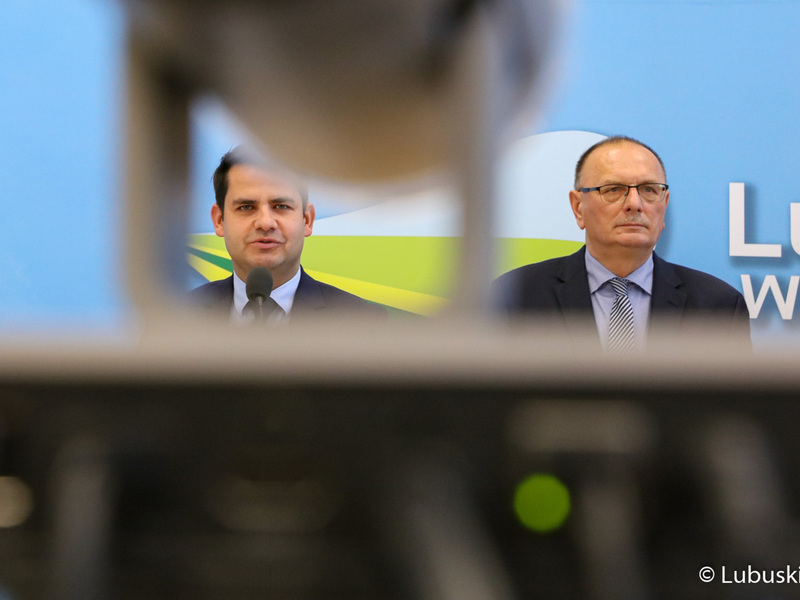 Wicemarszałek Województwa Lubuskiego Stanisław Tomczyszyn (z lewej), dyrektor Departamentu Programów Rozwoju Obszarów Wiejskich Arkadiusz Dąbrowski (z prawej) oraz z-ca Wójta Gminy Zwierzyn Marek Halasz.