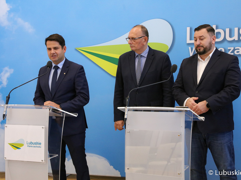 Z-ca Wójta Gminy Zwierzyn Marek Halasz (przy mikrofonie), Wicemarszałek Województwa Lubuskiego Stanisław Tomczyszyn (w środku) oraz dyrektor Departamentu Programów Rozwoju Obszarów Wiejskich Arkadiusz Dąbrowski