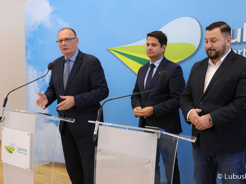 Wicemarszałek Województwa Lubuskiego Stanisław Tomczyszyn (przy mikrofonie), dyrektor Departamentu Programów Rozwoju Obszarów Wiejskich Arkadiusz Dąbrowski (z prawej) oraz z-ca Wójta Gminy Zwierzyn Marek Halasz.