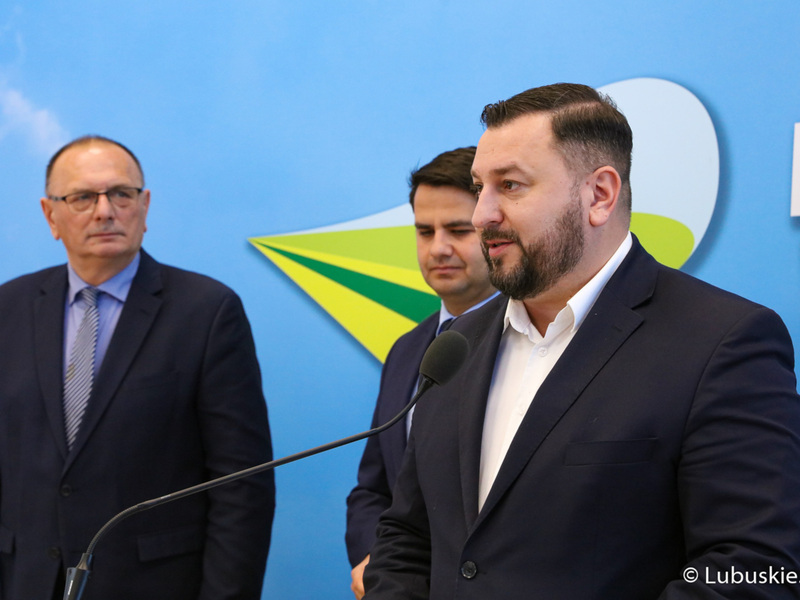 Dyrektor Departamentu Programów Rozwoju Obszarów Wiejskich Arkadiusz Dąbrowski (przy mikrofonie), Wicemarszałek Województwa Lubuskiego Stanisław Tomczyszyn (z lewej) oraz z-ca Wójta Gminy Zwierzyn Marek Halasz.