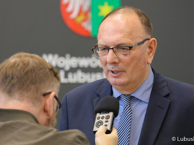 Wicemarszałek Województwa Lubuskiego Stanisław Tomczyszyn w rozmowie z dziennikarzem