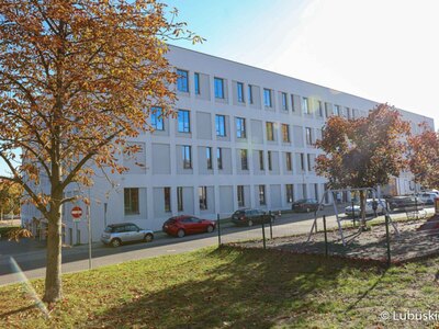 Budynek Centrum Zdrowia Matki i Dziecka w Zielonej Górze. Widok od strony ul. Waryńskiego.