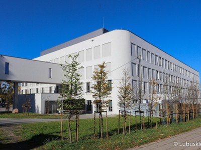 Budynek Centrum Zdrowia Matki i Dziecka w Zielonej Górze. Widok od strony ul. Waryńskiego.