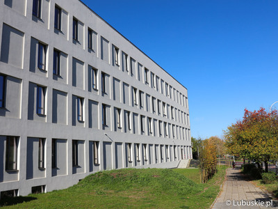 Budynek Centrum Zdrowia Matki i Dziecka w Zielonej Górze. Widok od strony ul. Waryńskiego.