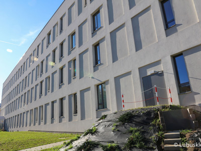 Budynek Centrum Zdrowia Matki i Dziecka w Zielonej Górze. Widok od strony ul. Waryńskiego.