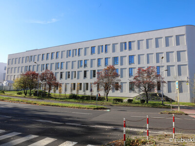 Budynek Centrum Zdrowia Matki i Dziecka w Zielonej Górze. Widok od strony ul. Waryńskiego.