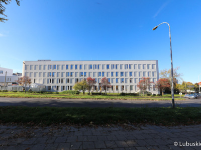 Budynek Centrum Zdrowia Matki i Dziecka w Zielonej Górze. Widok od strony ul. Waryńskiego.