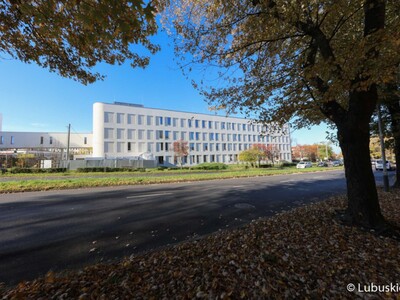 Budynek Centrum Zdrowia Matki i Dziecka w Zielonej Górze. Widok od strony ul. Waryńskiego.