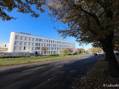 Budynek Centrum Zdrowia Matki i Dziecka w Zielonej Górze. Widok od strony ul. Waryńskiego.