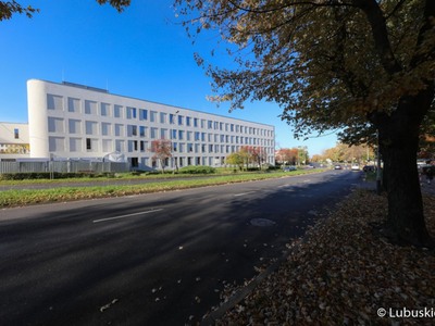 Budynek Centrum Zdrowia Matki i Dziecka w Zielonej Górze. Widok od strony ul. Waryńskiego.