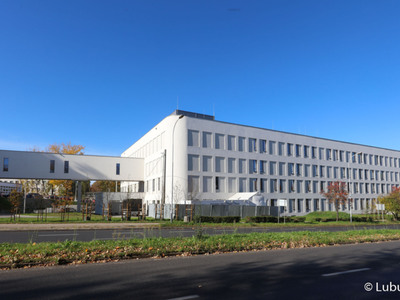 Budynek Centrum Zdrowia Matki i Dziecka w Zielonej Górze. Widok od strony ul. Waryńskiego.