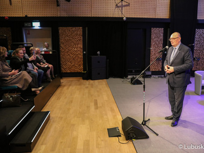 Uczestnicy konferencji „Aktywna Kobieta Wiejska 2022” w Centrum Kreatywnej Kultury przy Regionalnym Centrum Animacji Kultury w Zielonej Górze. Przy mikrofonie Wicemarszałek Województwa Lubuskiego Stanisław Tomczyszyn.