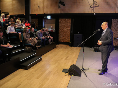 Uczestnicy konferencji „Aktywna Kobieta Wiejska 2022” w Centrum Kreatywnej Kultury przy Regionalnym Centrum Animacji Kultury w Zielonej Górze. Przy mikrofonie Wicemarszałek Województwa Lubuskiego Stanisław Tomczyszyn.