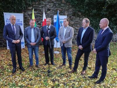 Uczestnicy konferencji prasowej dot. rozbudowy infrastruktury rowerowej na terenie województwa lubuskiego w Gminie Szprotawa – VELO SPROTAVIA”. 