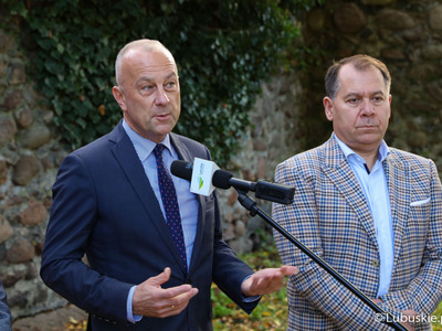 Uczestnicy konferencji prasowej dot. rozbudowy infrastruktury rowerowej na terenie województwa lubuskiego w Gminie Szprotawa – VELO SPROTAVIA”. Przy mikrofonie członek zarządu woj. lubuskiego Marcin Jabłoński.