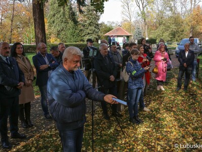 Uczestnicy konferencji prasowej dot. rozbudowy infrastruktury rowerowej na terenie województwa lubuskiego w Gminie Szprotawa – VELO SPROTAVIA”. 