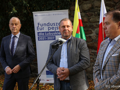 Uczestnicy konferencji prasowej dot. rozbudowy infrastruktury rowerowej na terenie województwa lubuskiego w Gminie Szprotawa – VELO SPROTAVIA”. 