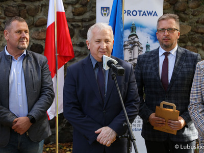 Uczestnicy konferencji prasowej dot. rozbudowy infrastruktury rowerowej na terenie województwa lubuskiego w Gminie Szprotawa – VELO SPROTAVIA”. 
