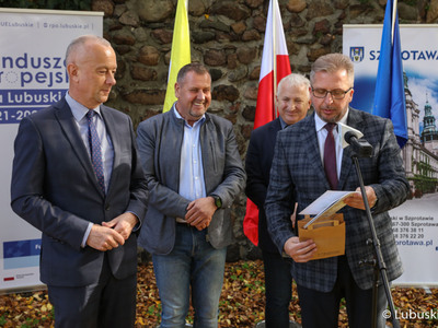 Uczestnicy konferencji prasowej dot. rozbudowy infrastruktury rowerowej na terenie województwa lubuskiego w Gminie Szprotawa – VELO SPROTAVIA”. 