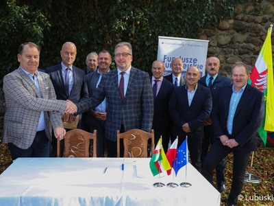 Uczestnicy konferencji prasowej dot. rozbudowy infrastruktury rowerowej na terenie województwa lubuskiego w Gminie Szprotawa – VELO SPROTAVIA”. 