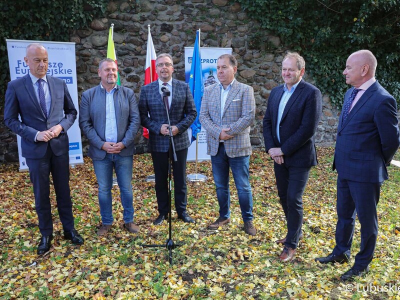 Uczestnicy konferencji prasowej dot. rozbudowy infrastruktury rowerowej na terenie województwa lubuskiego w Gminie Szprotawa – VELO SPROTAVIA”.