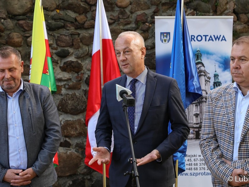 Uczestnicy konferencji prasowej dot. rozbudowy infrastruktury rowerowej na terenie województwa lubuskiego w Gminie Szprotawa – VELO SPROTAVIA”. Przy mikrofonie członek zarządu woj. lubuskiego Marcin Jabłoński.