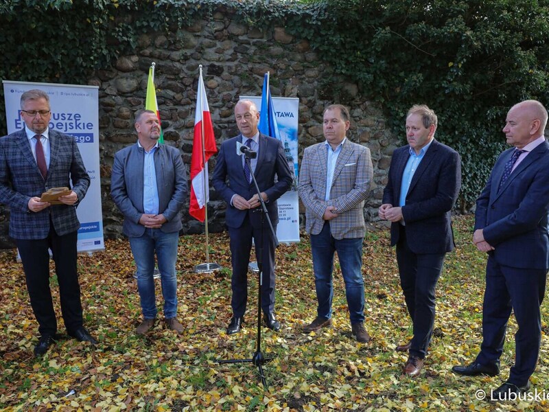 Uczestnicy konferencji prasowej dot. rozbudowy infrastruktury rowerowej na terenie województwa lubuskiego w Gminie Szprotawa – VELO SPROTAVIA”. Przy mikrofonie członek zarządu woj. lubuskiego Marcin Jabłoński.