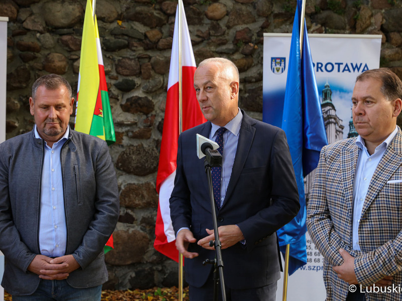 Uczestnicy konferencji prasowej dot. rozbudowy infrastruktury rowerowej na terenie województwa lubuskiego w Gminie Szprotawa – VELO SPROTAVIA”. Przy mikrofonie członek zarządu woj. lubuskiego Marcin Jabłoński.