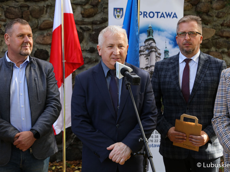 Uczestnicy konferencji prasowej dot. rozbudowy infrastruktury rowerowej na terenie województwa lubuskiego w Gminie Szprotawa – VELO SPROTAVIA”.